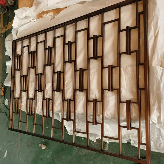 Geometric metal screen pattern